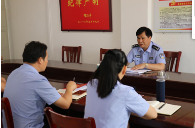 市森林公安局政委黄尚进认真听取民警们意见建议